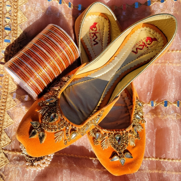 NWTBrand new Handmade velvet bridal khussas. Pakistani Indian khussas flat shoes - Picture 2 of 6